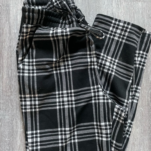 H&M Black & White Plaid Jersey Pants 🤍 - Picture 3 of 5